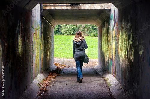 Canvastavla woman walk alone tunnel dark underpass