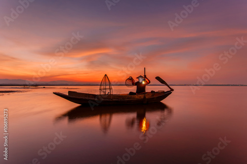 Traditional fishermen throwing net fishing inle lake at sunrise time, Myanmar