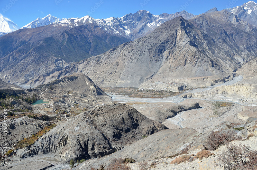 Непал, треккинг в Гималаях. Горный пейзаж. Ущелье реки Кали-Гандаки