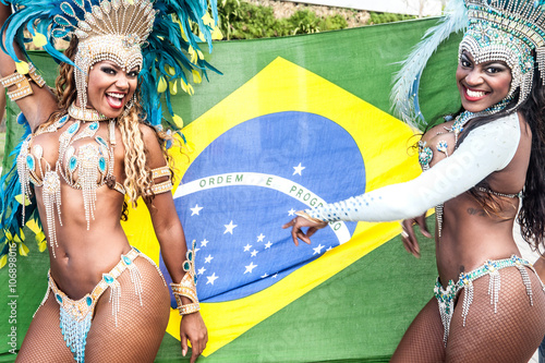 Valokuva Samba dancers with brazilian flag, Rio De Janeiro, Brazil