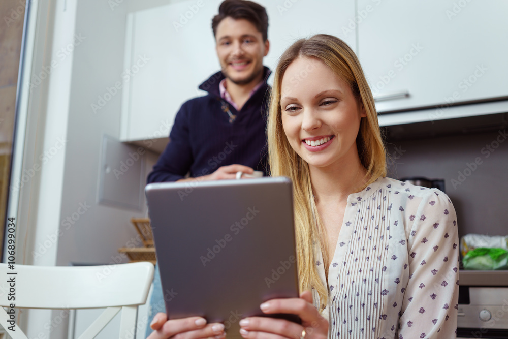 lachende frau mit tablet-pc in der küche lachende frau mit tablet-pc in der küche