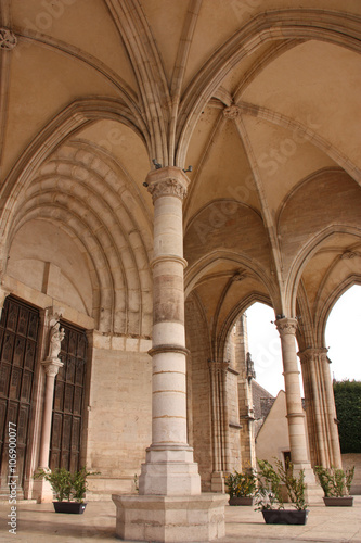 Beaune, sous le portail de la basilique Notre-Dame, France