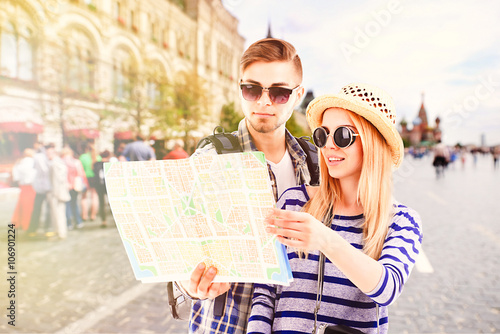 Young couple of travelers o...
