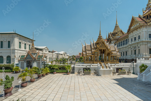 Teilansicht des Großen Palastes in Bangkok mit vor blauem Himmel photo