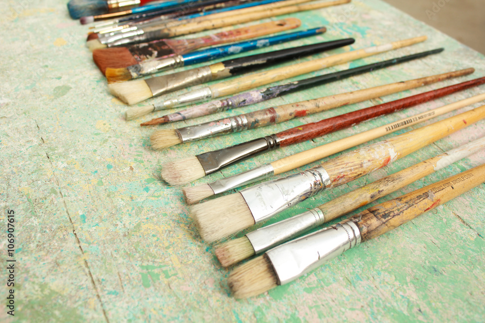 Obraz premium Brushes over wood
