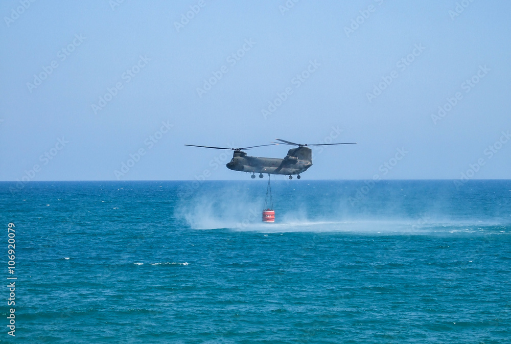 Löschhubschrauber am Meer