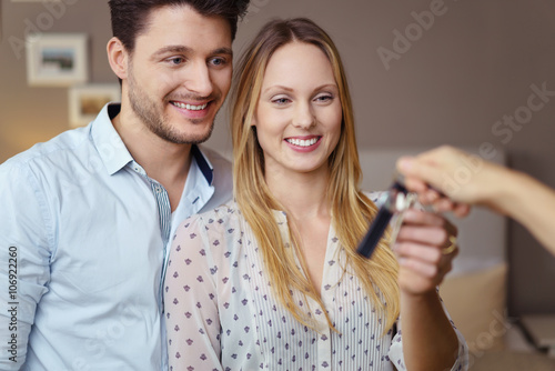 glückliche neue mieter bekommen die schlüssel zur wohnung