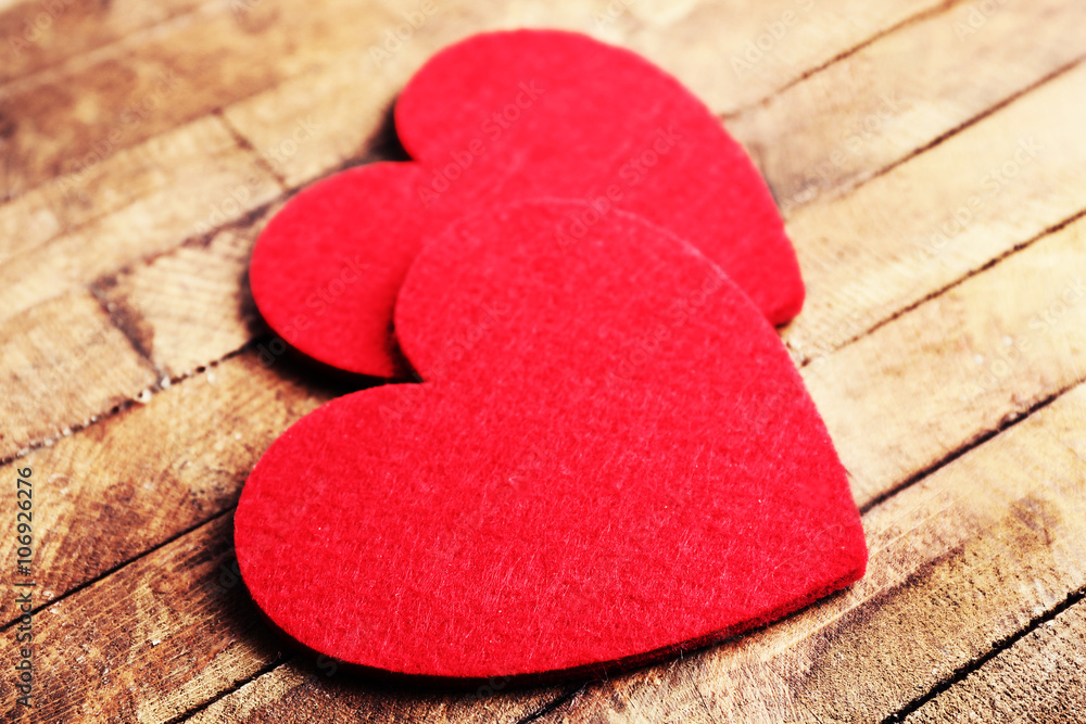 Obraz premium Red felt hearts on wooden background