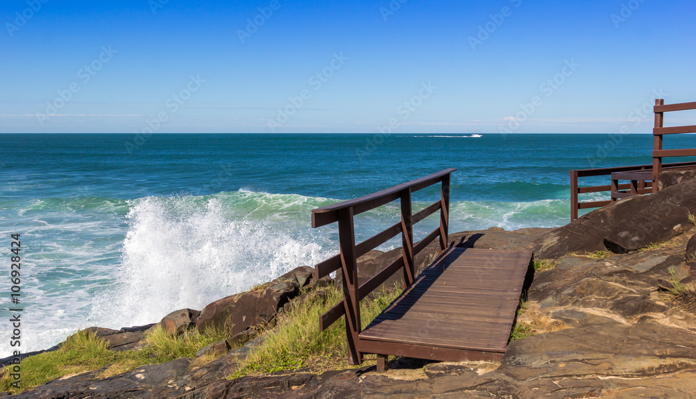 Ondas chocando-se nas rochas.