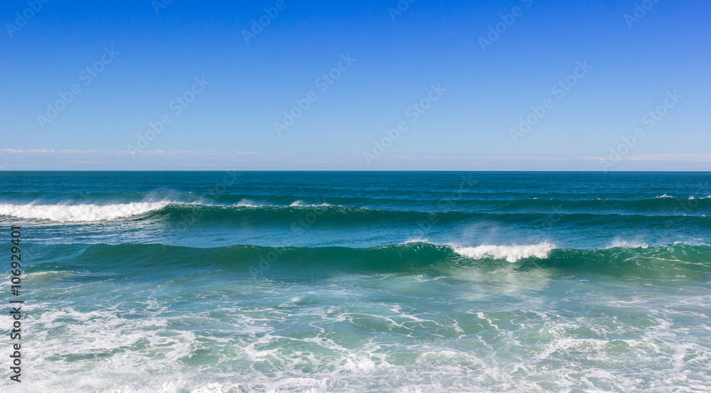 Mar com ondas.