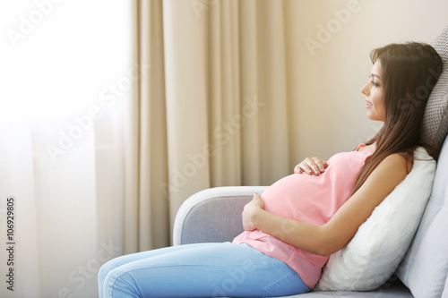 Pregnant woman resting on s...