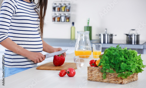 Pregnant woman preparing ve...