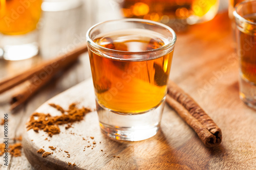 Foto Cinnamon Whiskey Bourbon in a Shot Glass
