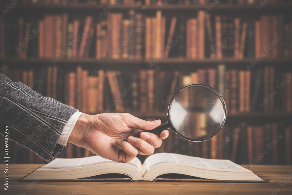 Naklejka premium 本と虫眼鏡