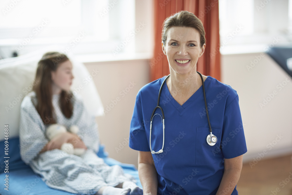 © Connect Images - Nurse sitting on end of patient's bed © Connect Images - Nurse sitting on end of patient's bed
