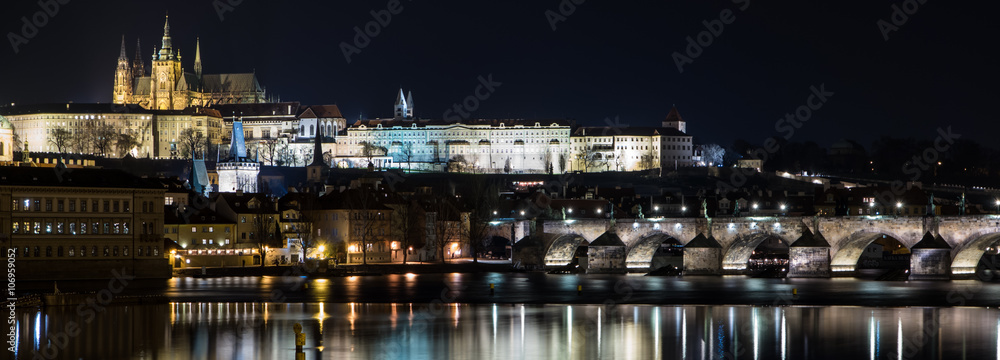 Obraz premium Prag bei Nacht