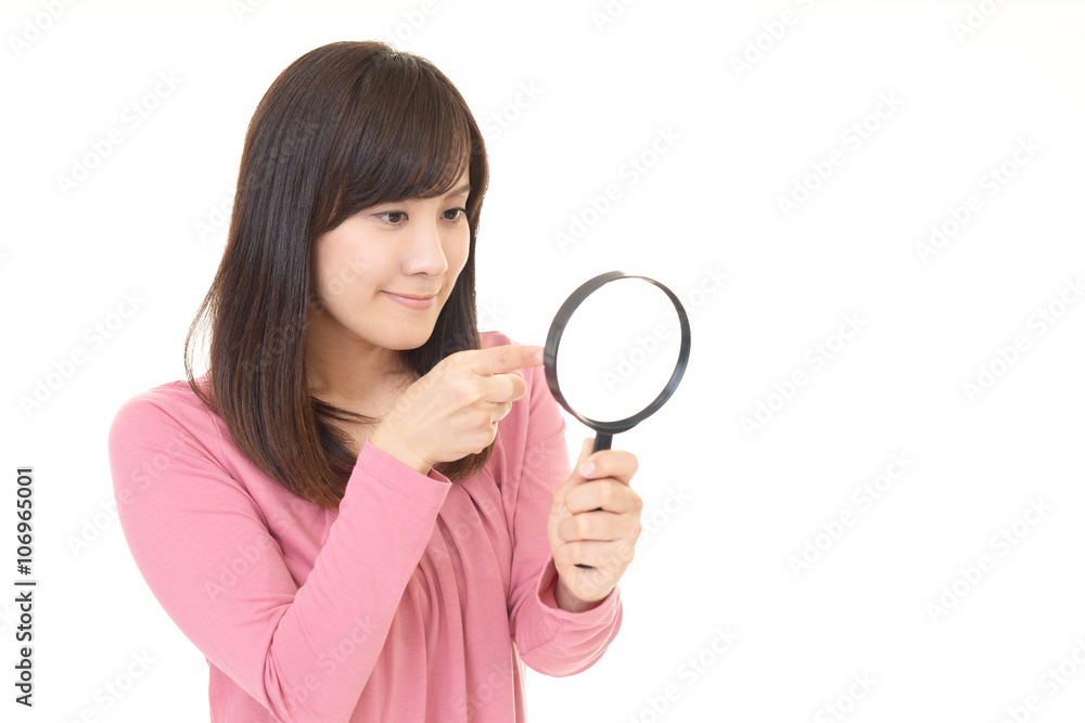 拡大鏡を持つ女性