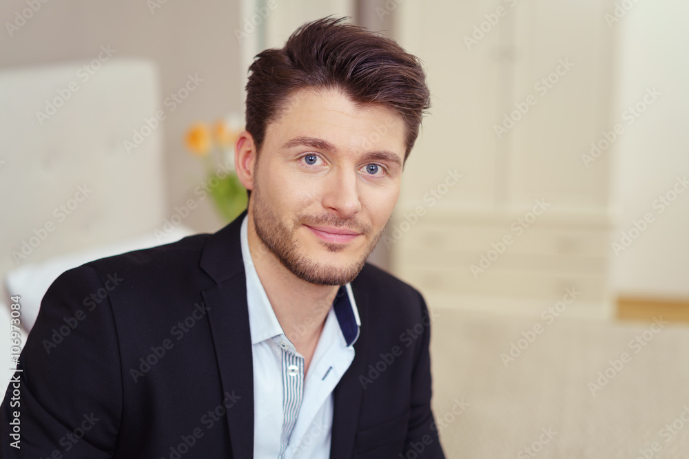 mann sitzt im hotel und schaut in die kamera mann sitzt im hotel und schaut in die kamera