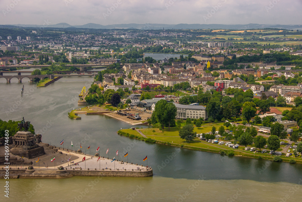 Mosel fließt am Deutschen Eck in Koblenz in den Rhein