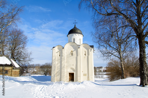 Εκτύπωση καμβά Church in the old Ladoga fortress is a fortress located in the town of Staraya Ladoga on the Volkhov river, built during the reign of prophetic Oleg in IX-X centuries by Prince Rurik