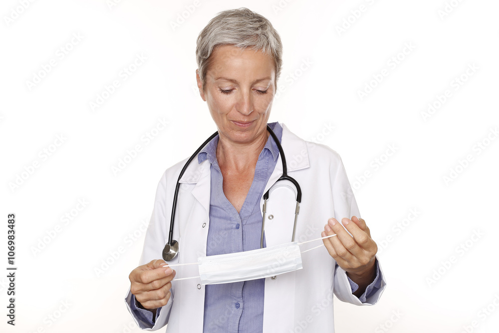 Ärztin mit Stethoskop und Mundschutz in der Hand Ärztin mit Stethoskop und Mundschutz in der Hand