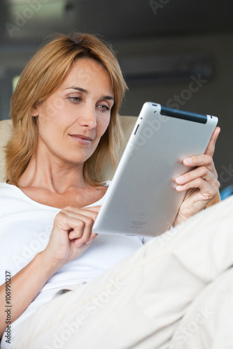 portrait de femme avec une tablette