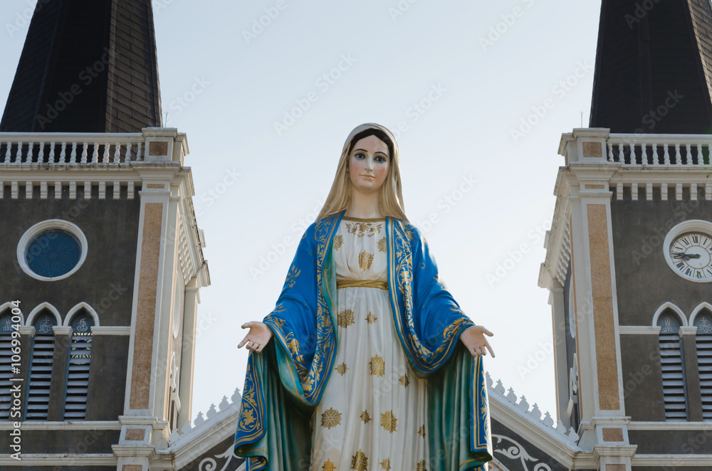 Fototapeta premium Saint Mary Statue of The Cathedral of The Immaculate Conception Chanthaburi, Thailand.