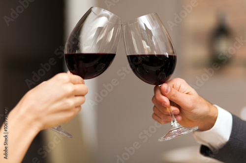 Obraz na plátně Couple toasting wine glasses