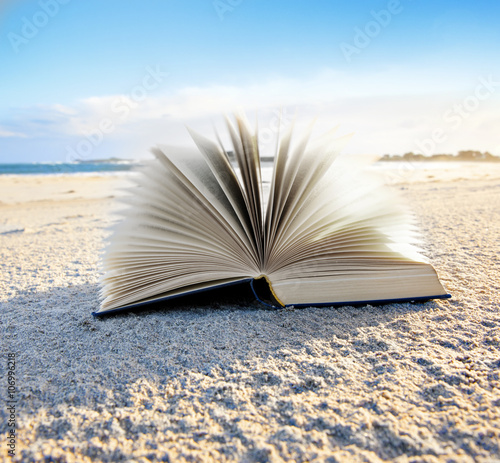 Buch im Sand
