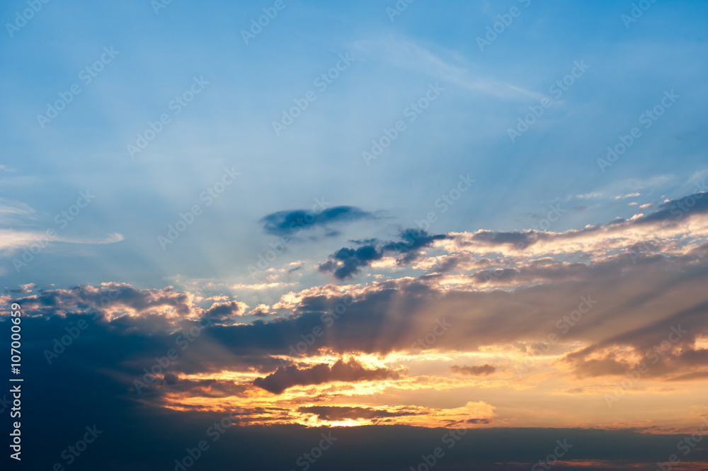 Obraz premium Sun rays on sunset