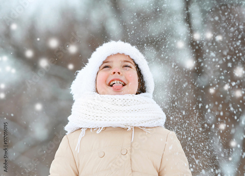 Little girl with winter clo...