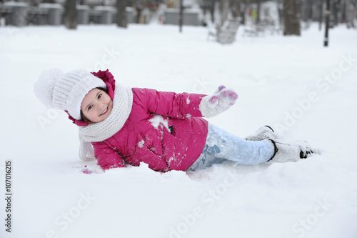 Little girl with winter clo...