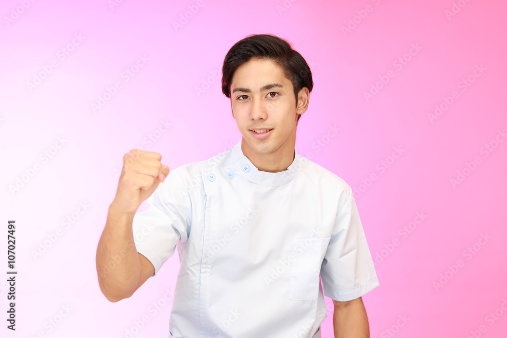 ガッツポーズの男性看護師 ガッツポーズの男性看護師