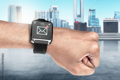 Smart watch with unread message icon