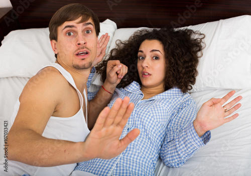 Foto Young adults caught having sex in bed