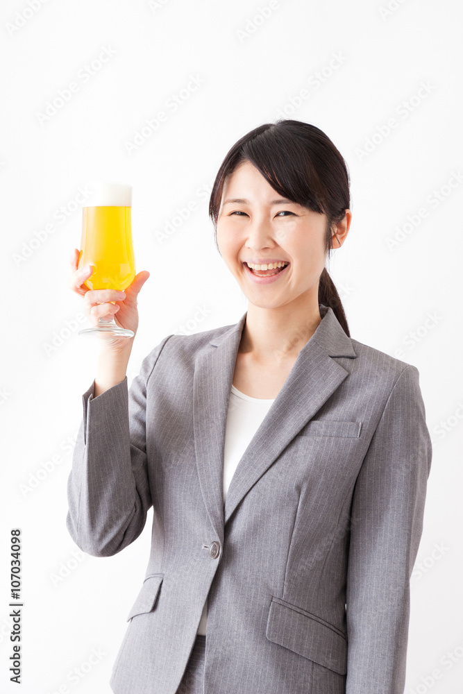 ビールを飲む女性　ジョッキ　グラス　笑顔