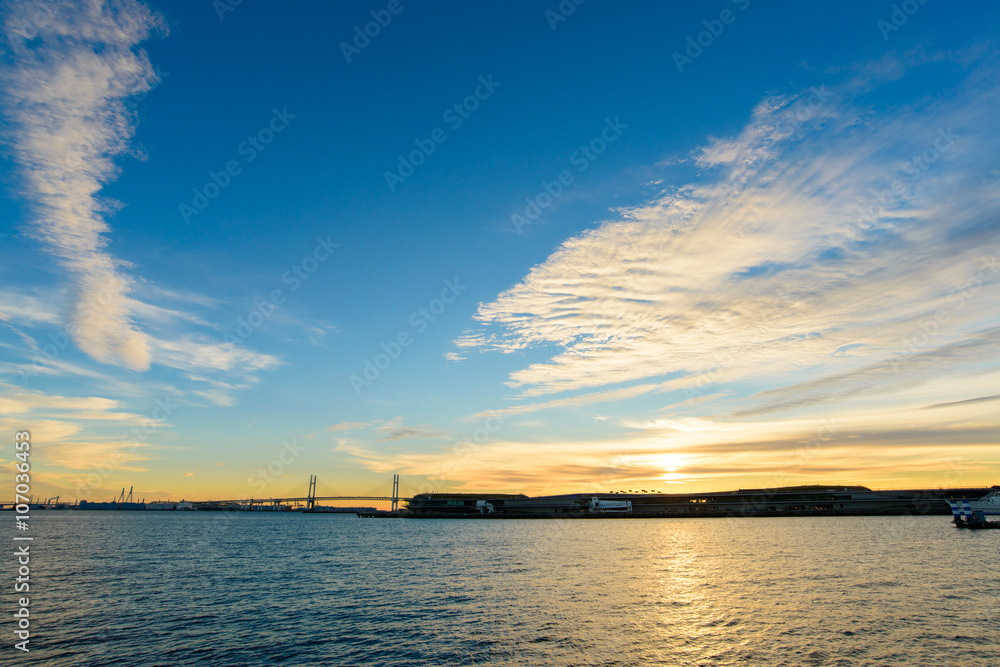 Naklejka premium 朝日の中の吊り橋