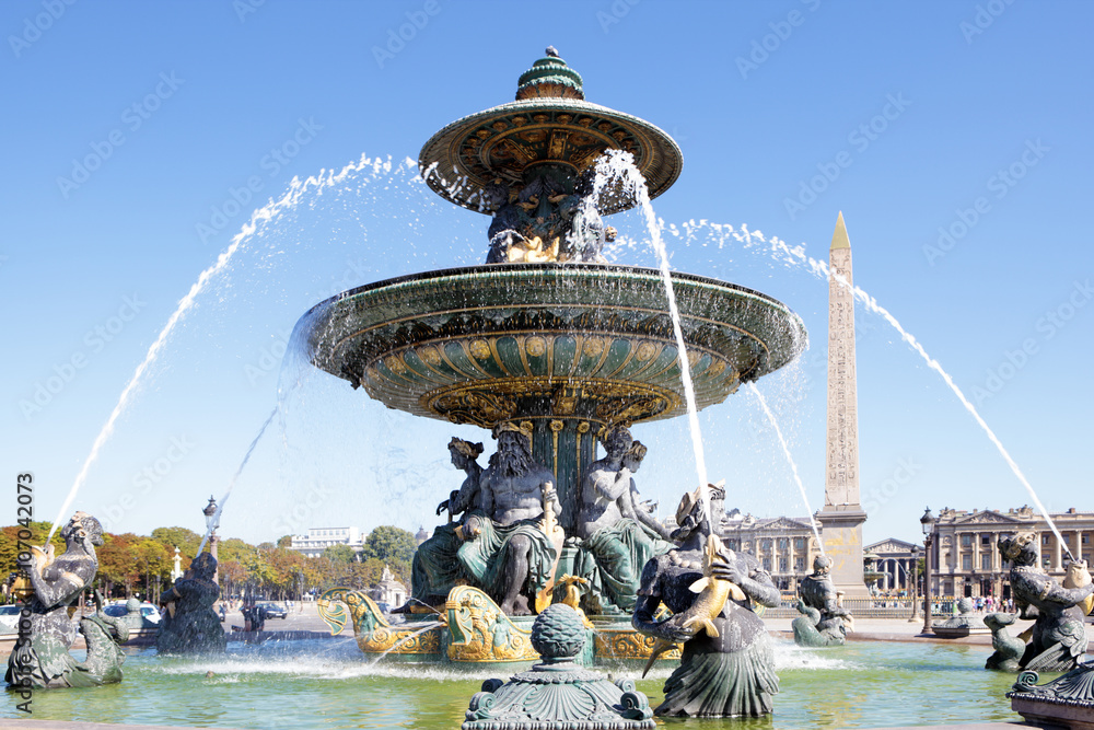 Fototapeta premium Słynna fontanna Place de la Concorde, Paryż, Francja, Obelisk w Luksorze