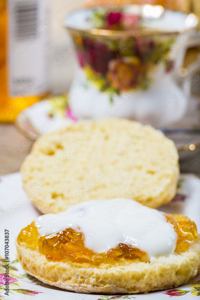 scones/ petit pain britannique/cake d'origine écossaise avec confiture d'orange. scones/ petit pain britannique/cake d'origine écossaise avec confiture d'orange.