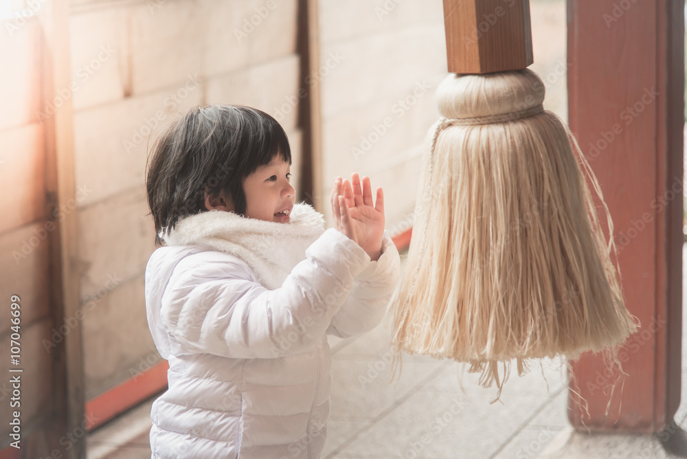 Fototapeta premium Asian child is praying at the shrine