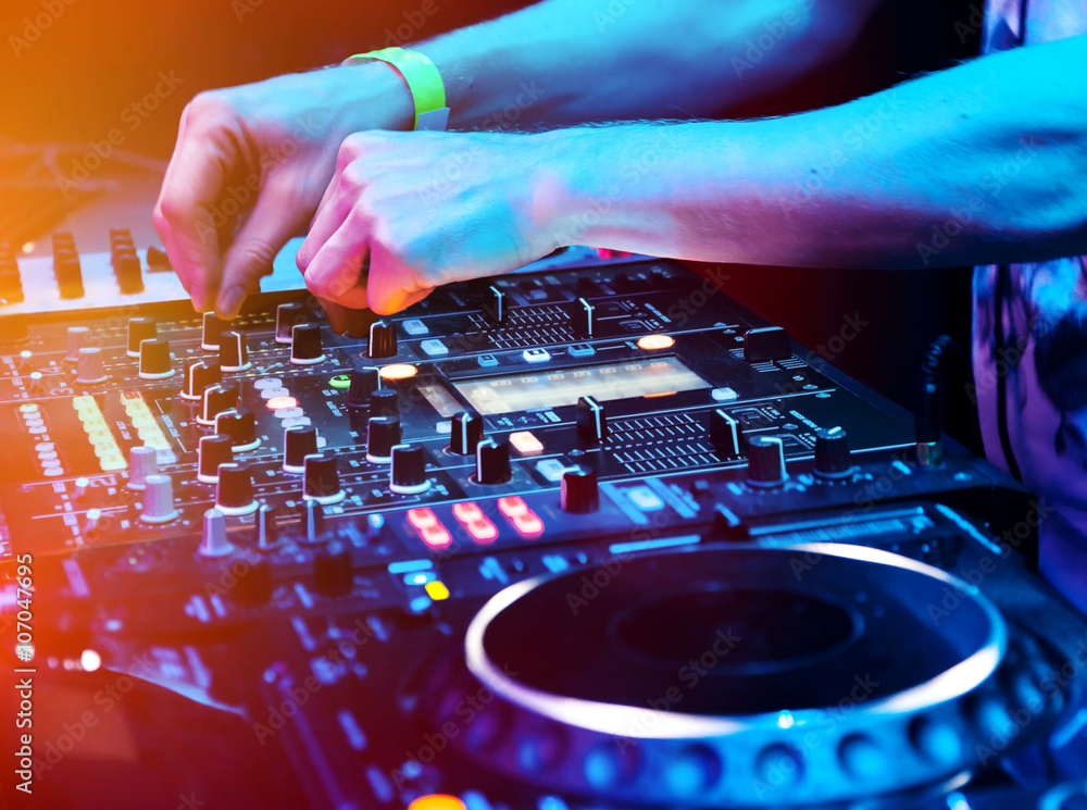 Obraz premium Dj playing the track