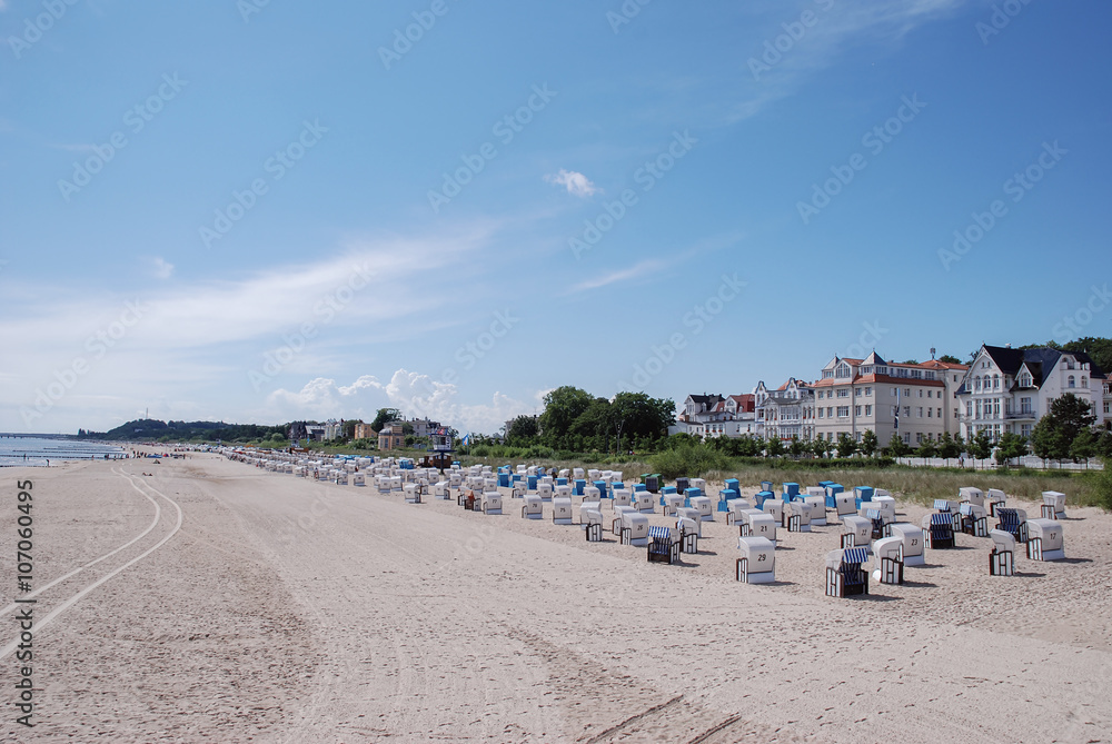 Der breite Bansiner Strand mit Strandkörbe und Promenade im Hintergrund 