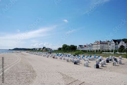 Der breite Bansiner Strand mit Strandkörbe und Promenade im Hintergrund 