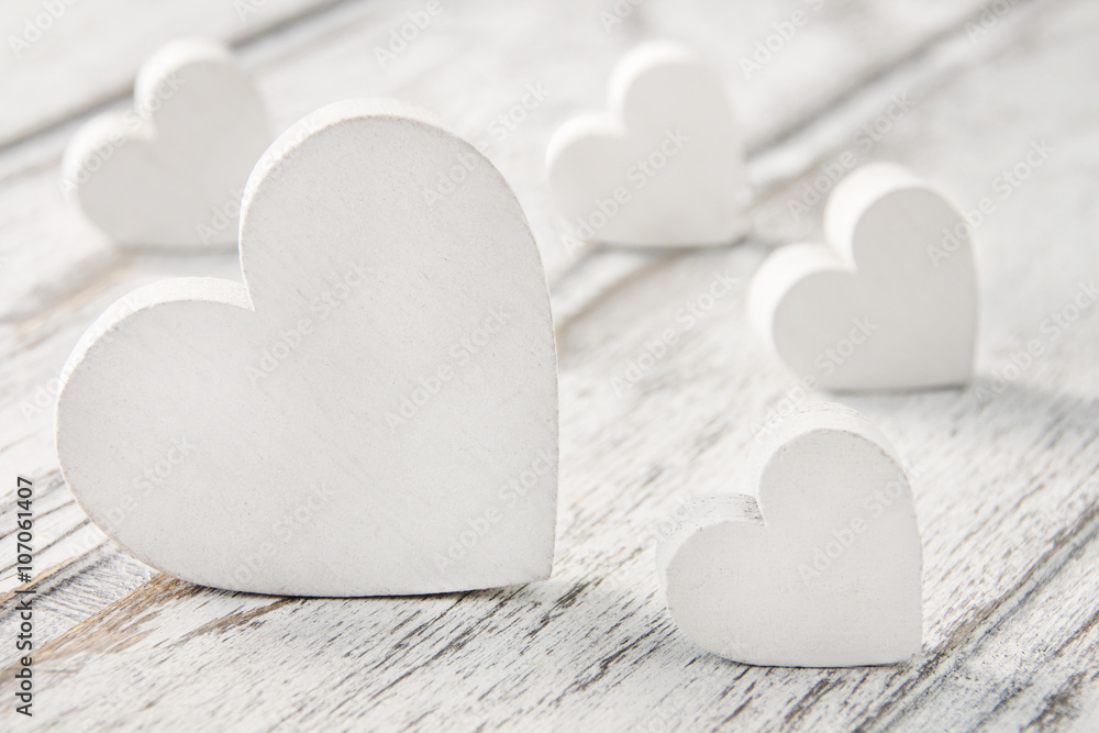 Obraz premium White hearts and wooden background