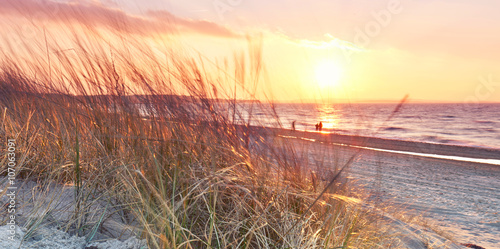 Fototapeta Naklejka Na Ścianę i Meble -  hinter den Dünen, am Meer