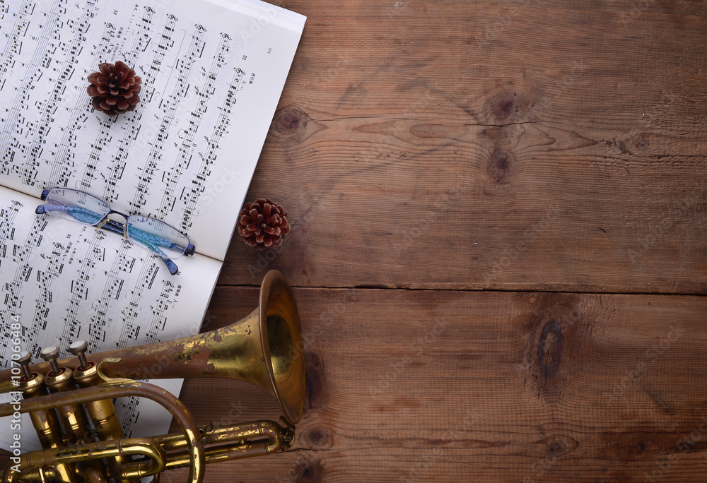 Naklejka premium Old violin lying on the sheet of music, music concept