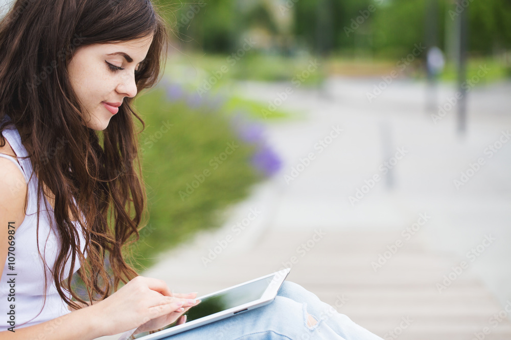Obraz premium Connected. Hipster woman using digital tablet computer.