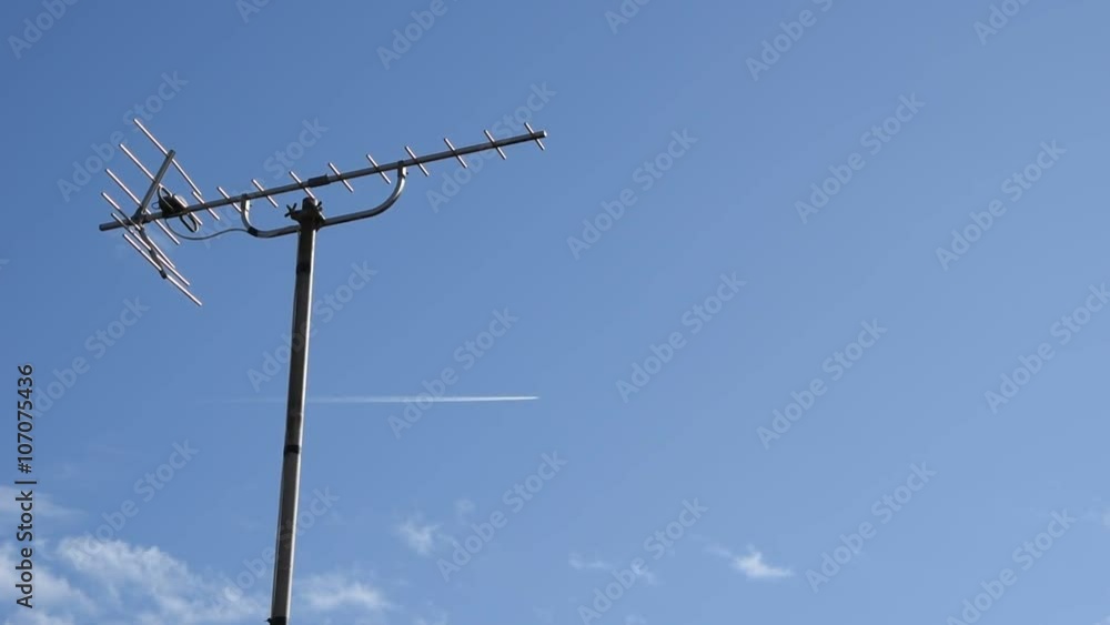 Une antenne et avion qui passe dans le ciel Une antenne et avion qui passe dans le ciel