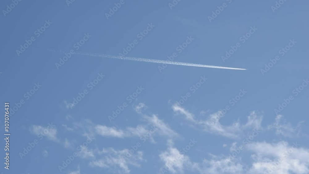 Un avion passe dans le ciel Un avion passe dans le ciel