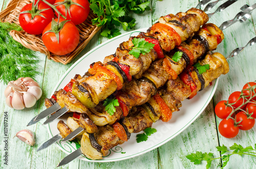 Konstfotografi Skewers of pork and vegetables. Barbecuing lunch